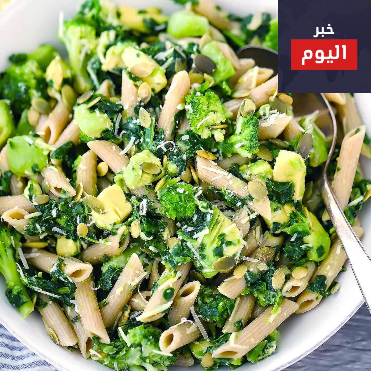 المكرونة مع الخضروات والأفوكادو