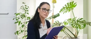 «طبيبة نفسية» تحذر من المكوث في المنزل طيلة أيام أجازة العيد