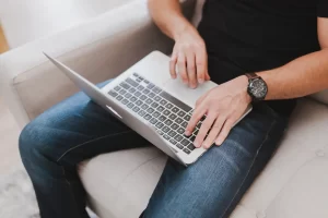 هل يمكن أن يؤثر استخدام الكمبيوتر المحمول على خصوبة زوجك؟