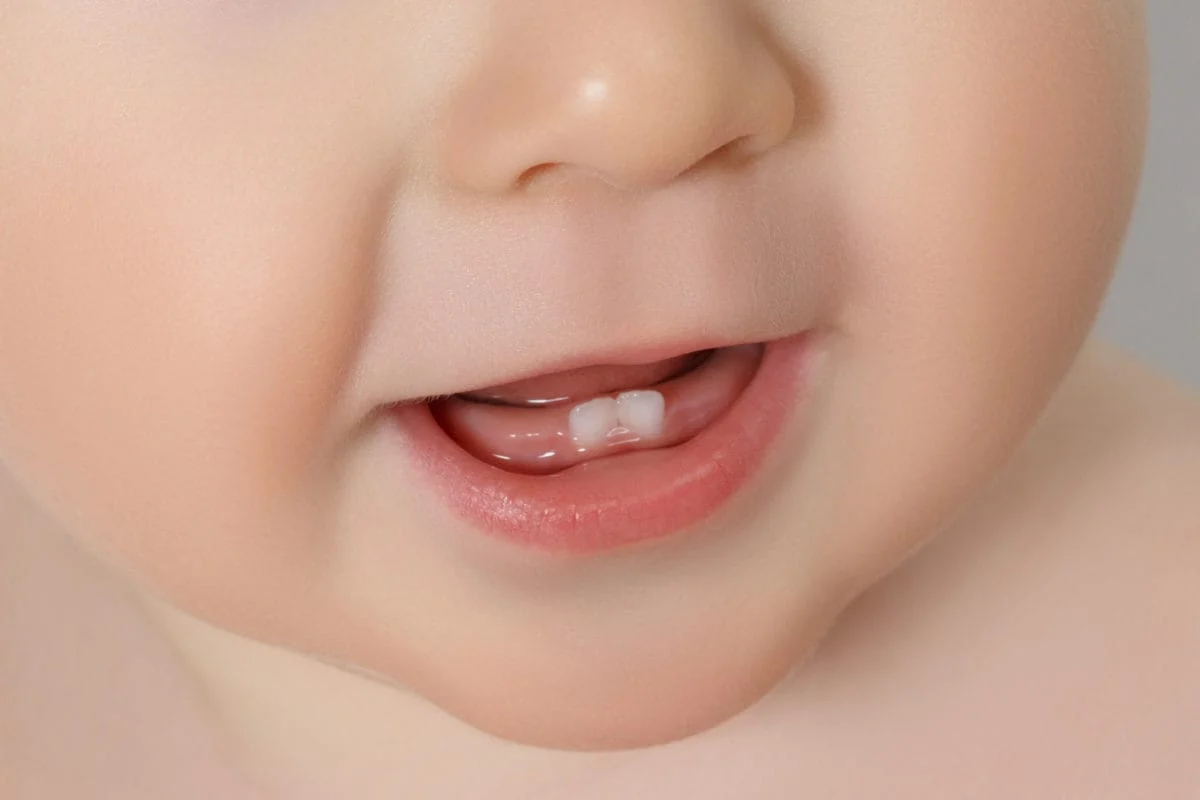 كيف تعتنين بأسنان رضيعك؟