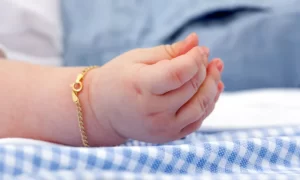 ارتداء المشغولات الذهبية للأطفال.. هل هو آمن؟