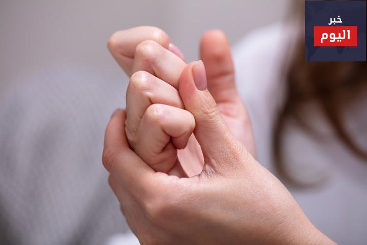 أضرار عادة فرقعة الأصابع