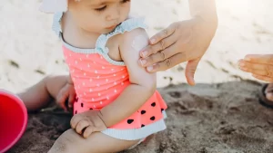 6 نصائح للتعامل مع كريم الحماية من الشمس للأطفال