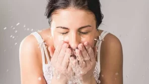 خطوات صباحية أساسية للعناية بجمال بشرتك