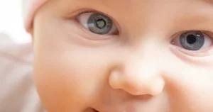 إذا رأيتِ هذا الأمر في عيني طفلكِ، تصرّفي فوراً!