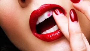 سبع نصائح تمنع تلطخ الأسنان بأحمر الشفاه