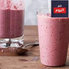 شراب المانجا والتوت مع الحليب