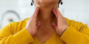 التهاب الحلق الاسباب والعلاج والحمية ونصائح نمط الحياة