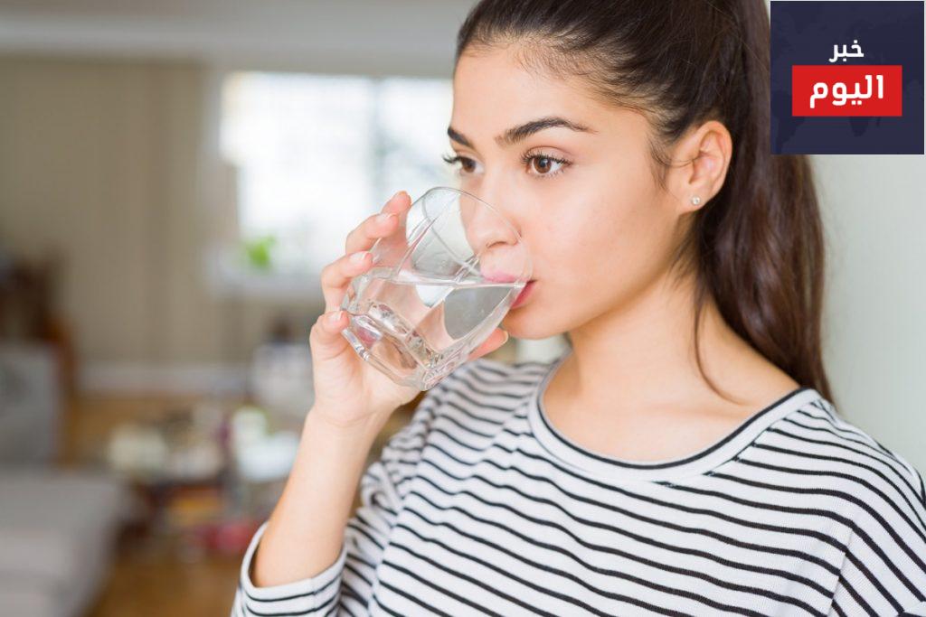 كم من الماء أحتاج فعلاً للشرب كل يوم؟