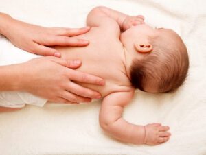 طريقة تدليك الطفل المملوع