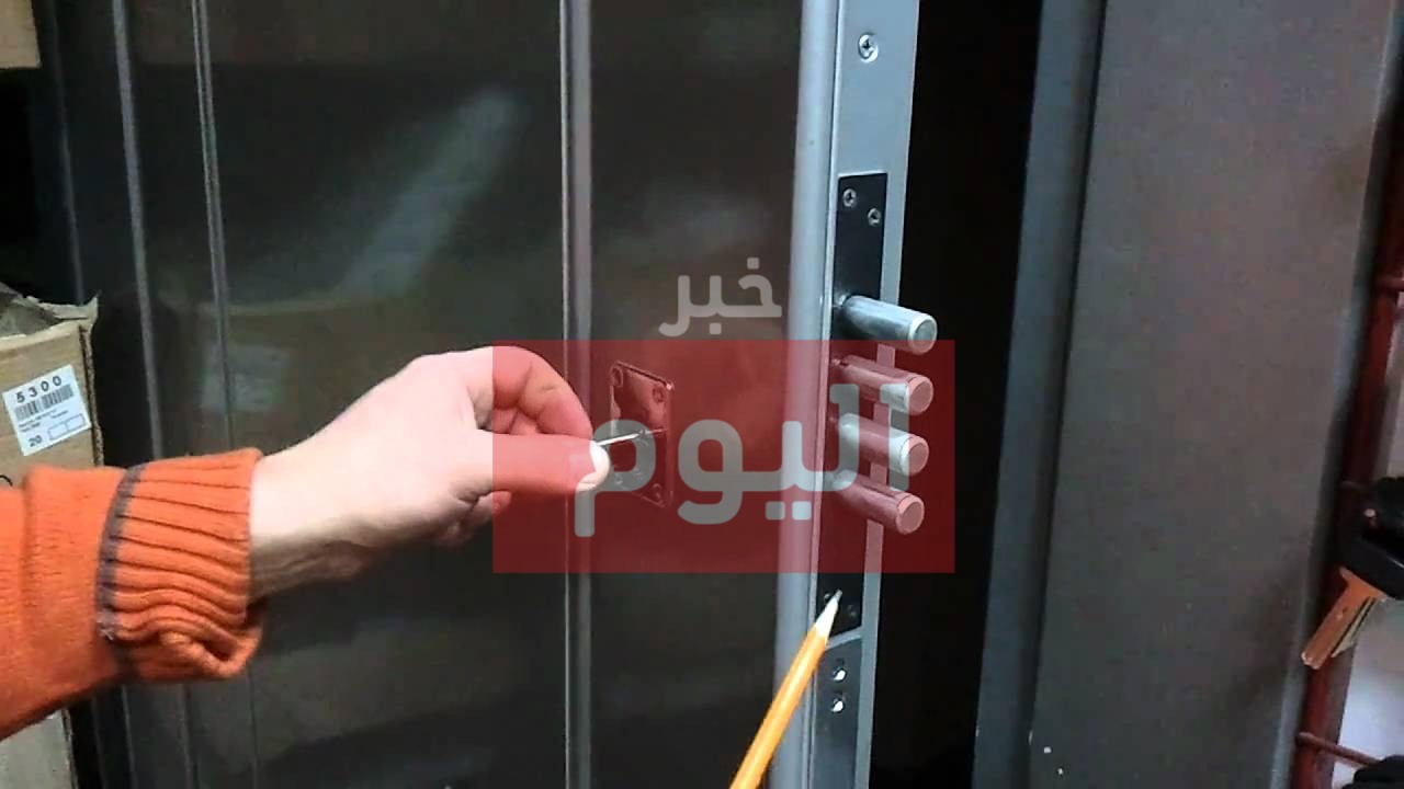 طريقة فتح باب مقفل حديد