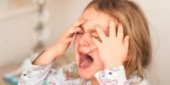كيفية التعامل مع الطفل كثير البكاء في عمر السنتين